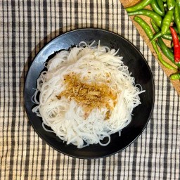 เส้นหมี่ขาวลวกกระเทียม