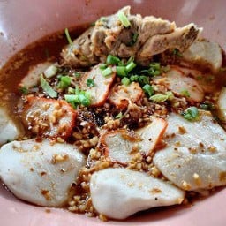 ก๋วยเตี๋ยว หมูเปื่อย ลูกชิ้น หมูแดง
