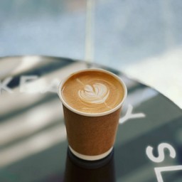 Hot Latte ลาเต้ร้อน (พร้อมดื่ม)