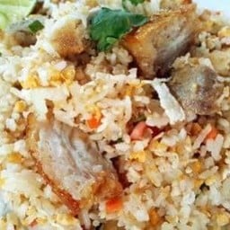 ข้าวผัดหมูกรอบ