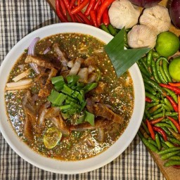 ยำสามชั้นทอดข้าวคั่ว