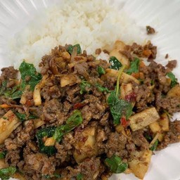 กระเพราเนื้อหน่อไม้ดองราดข้าว