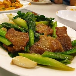 คะน้าหมูกรอบ