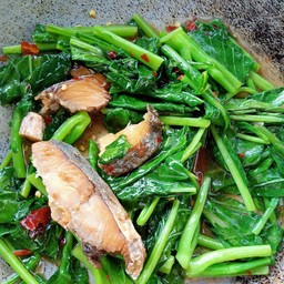 คะน้าปลาเค็ม ( เป็นกับข้าว )