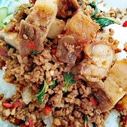 กะเพราหมูกรอบใส่หมูสับ