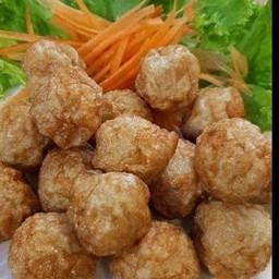 ลูกชิ้นปลาทอด พร้อมน้ำจิ้มซีฟุ่ด