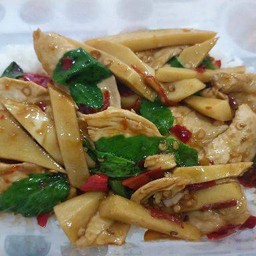 ข้้าวกะเพราอกไก่หน่อไม้