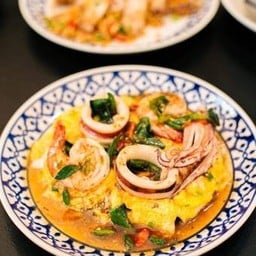 ข้าวทะเลพริกขี้หนูราดไข่ข้น