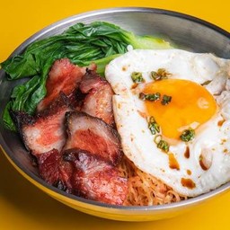 บะหมี่หมูแดงเฮียหมี + ไข่ดาว