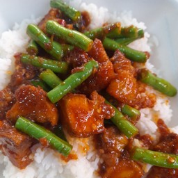 พริกแกงหมูกรอบ