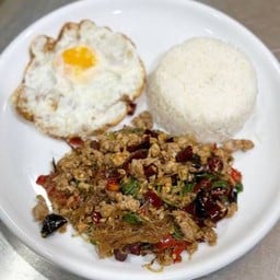 ข้าวราดกะเพราวุ้นเส้นหมูสับราดข้าวเสิร์ฟคู่ไข่ดาว