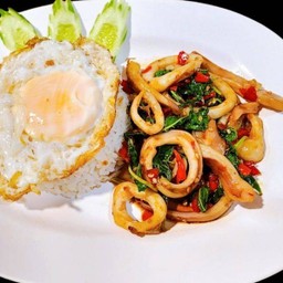 ข้าวกระเพราปลาหมึก (ไม่รวมไข่ดาว)