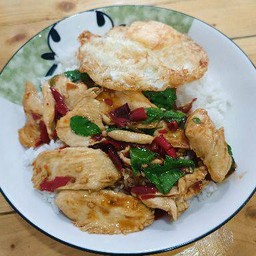 กะเพราไก่(ราดข้าว)  ในกล่องไม่มีไข่ดาวนะคะ