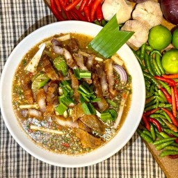 ยำคอหมูทอดข้าวคั่ว