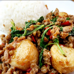 ข้าวผัดกระเพราเต้าหู้ไข่ทอด