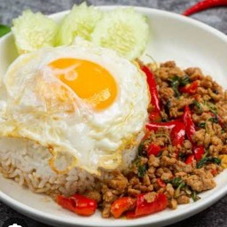 ข้าวกระเพราแม่ลูก
