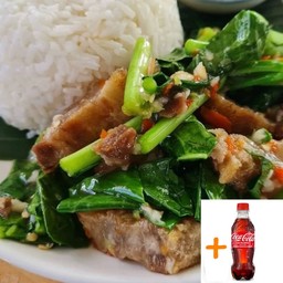 [อร่อยซ่ากับโค้ก] คะน้าหมูกรอบ (ราดข้าว) +  โค้ก ออริจินัล (ขวด)