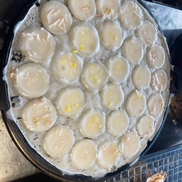 ขนมครกโบราณกะทิสดหน้าข้าวโพด