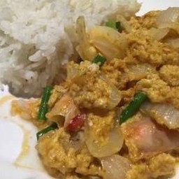 ผัดผงกะหรี่หมูชิ้น(ราดข้าว)