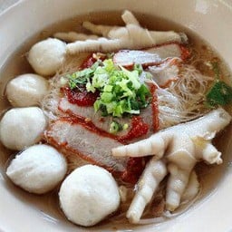 ก๋วยเตี๋ยวตีน ลูกชิ้น หมูแดง