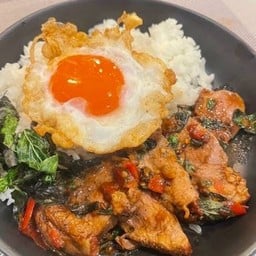กะเพราหมูกรอบ อาหารตามสั่ง โบราณ