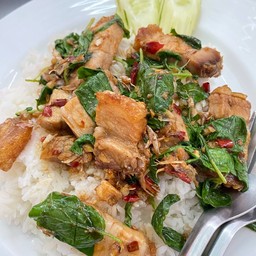 กะเพราหมูกรอบ