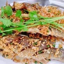 ปลากระบอกทอดกระเทียม