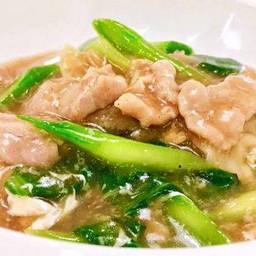 เส้นใหญ่ราดหน้าหมูหมัก