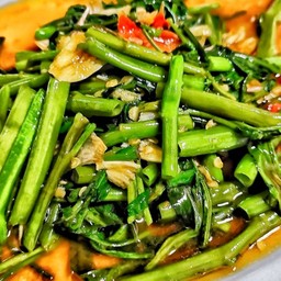 ผัดผักบุ้งราดข้าว