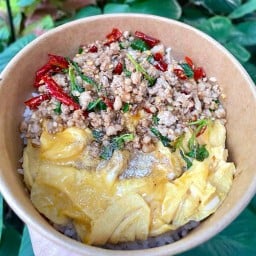 ข้าวกระเพราไข่ข้นบ้านสวน