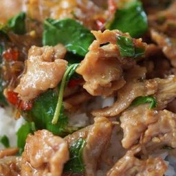 กะเพราหมูชิ้นราดข้าว