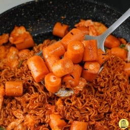 มาม่าเกาหลี (เลือกท๊อปปิ้ง 2 อย่าง)