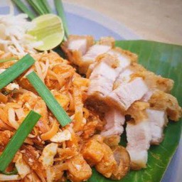 ผัดไทยหมูกรอบ