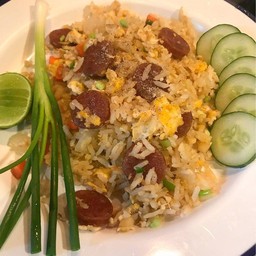 ข้าวผัดหมูใส่กุนเชียง