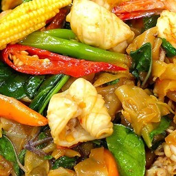 เส้นใหญ่ผัดขี้เมา