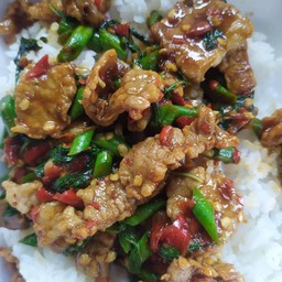 ข้าวราดกระเพราเนื้อ