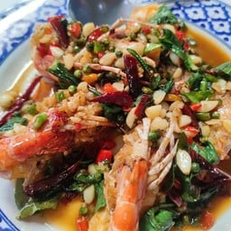 กุ้งแม่น้ำผัดพริกขี้หนูสวน (ขนาด 9-10ตัวโล) ครึ่งโล