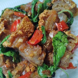 กระเพราหมูกรอบ