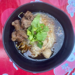 คุณแนนก๋วยเตี๋ยวเนื้อตุ๋น นวมินทร์ 72 ตลาดปัฐวิกร