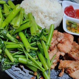 ข้าวผัดผักบุ้ง+หมูทอด