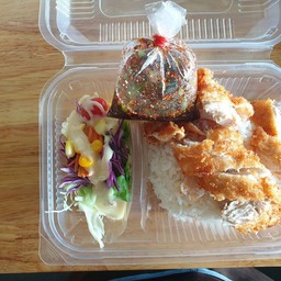 ข้าวหน้าไก่ทอด น้ำจิ้มแจ่ว