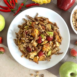 ยำผลไม้รวมปลากรอบ