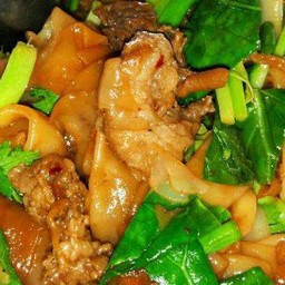 เส้นใหญ่ผัดซีอิ๊ว (หมู)