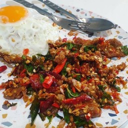 กะเพราเนื้อสด ไข่ลาวา lm
