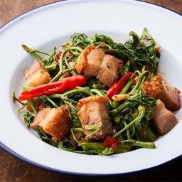 ผัดกระเฉดหมูกรอบ