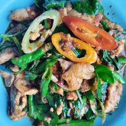 ผัดพริกแกงไก่ใส่ถั่วเป็นกับข้าว
