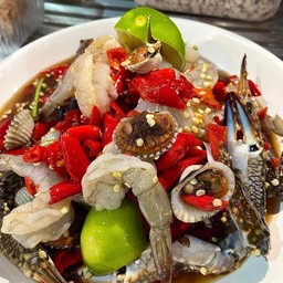 ยำรวมทะเลกุ้ง ปู หมึก หอย