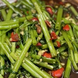 ข้าวราดผัดผักบุ้ง