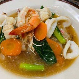 ราดหน้ารวมมิตร(หมู+ปลาหมึก+กุ้ง)