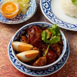 ข้าว & น่องไก่ตุ๋นคาราเมล ไข่พะโล้